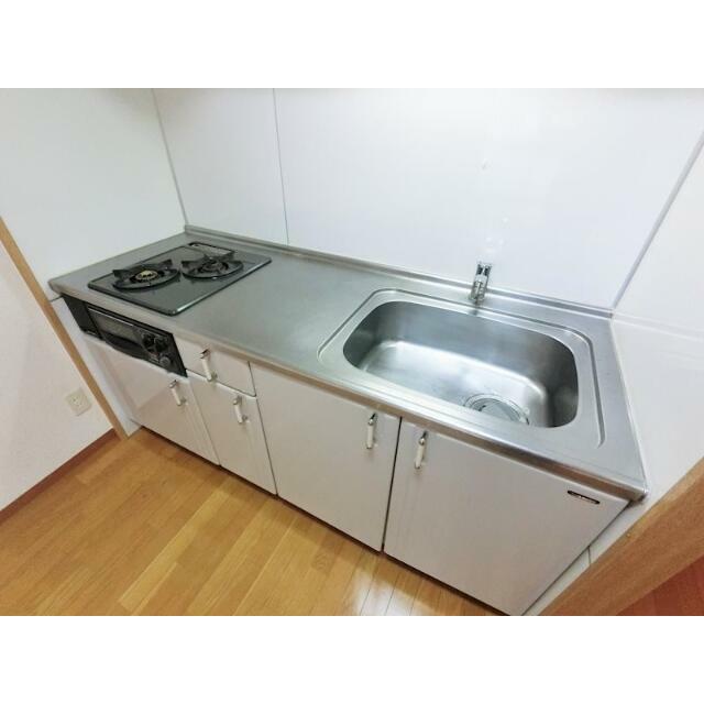 キッチンはグリル付き２口コンロ完備