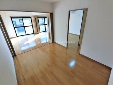 折戸を開けると開放的なお部屋に