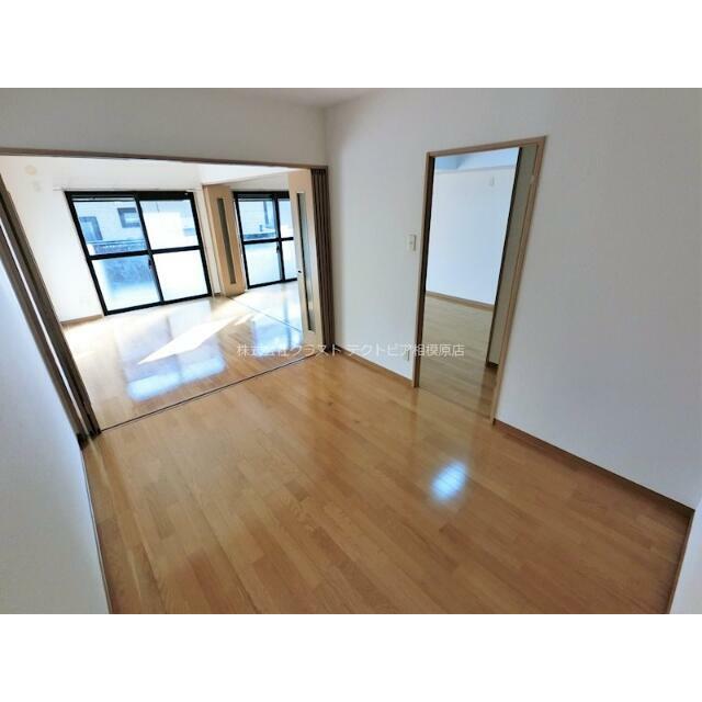 折戸を開けると開放的なお部屋に