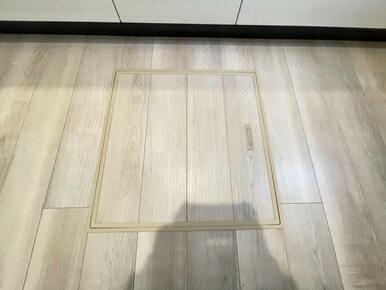 お漬物を漬けたり鍋などの季節物もしまっておける便利な床下収納！