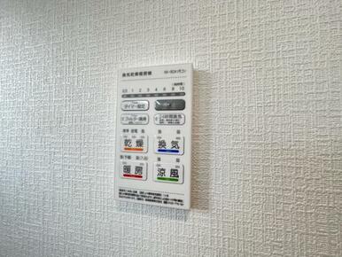 浴室暖房乾燥機は、入浴時以外の衣類乾燥室としても利用できるので雨の日のお洗濯も解決！