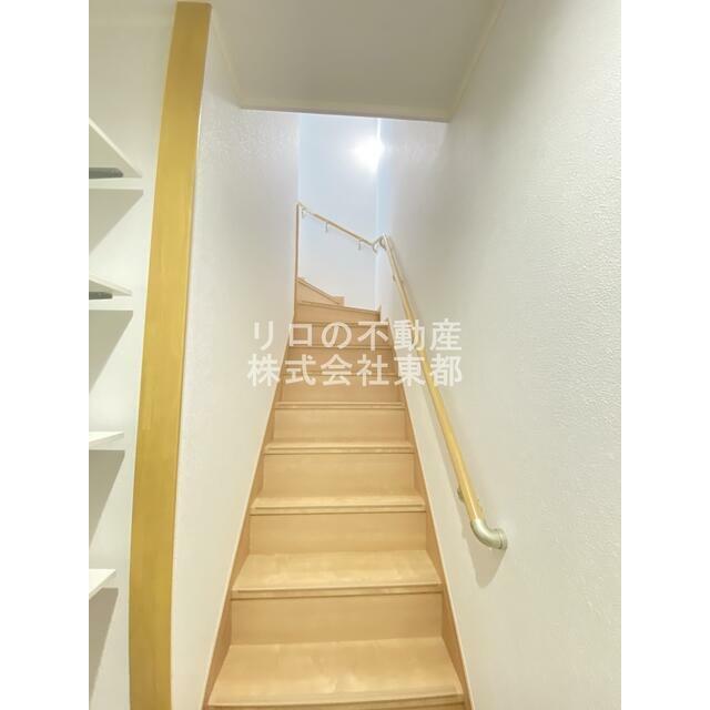 階段があるので玄関から直接お部屋を見られる心配がありません☆