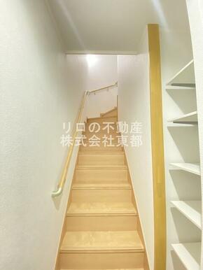 階段があるので玄関から直接お部屋を見られる心配がありません☆