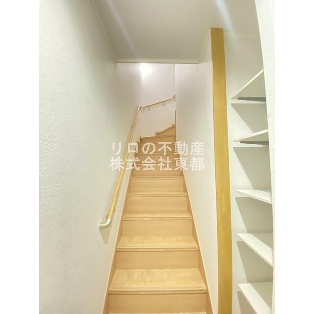 階段があるので玄関から直接お部屋を見られる心配がありません☆