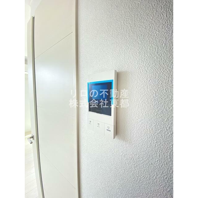来訪者の姿を確認できるTVモニター付インターホン設置済です！