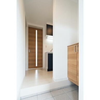 玄関すぐにキッチンがありお買い物後もすぐ