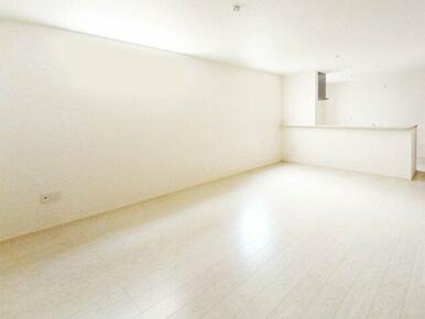 家族の会話が弾み対面式キッチンの間取りです。（施工例）