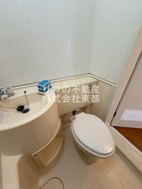 白基調で清潔感のあるトイレです♪