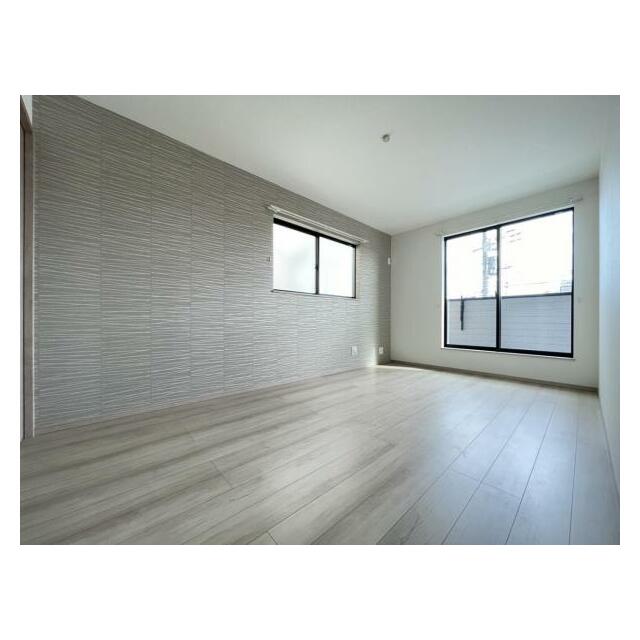 お部屋からバルコニーに出られるので洗濯物や布団などをすぐ干せ取込みも楽にできます！