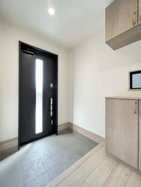 玄関を広く利用できるようシューズクローゼットを完備。ご家族みんなの靴をスッキリ収納できます！