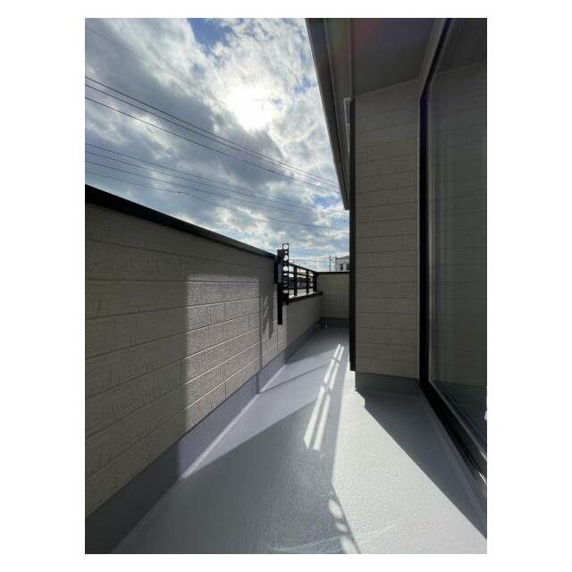 バルコニーは洗濯物や布団が干せる十分な広さです＾＾