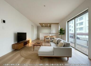 開放感のあるゆとりあるリビング。採光にもこだわった居心地の良い空間です♪