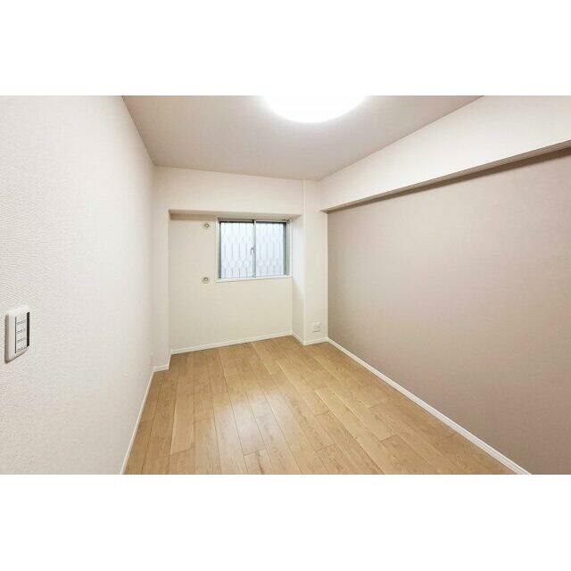 納戸：モカグレーのアクセントクロスで柔らかい雰囲気に。