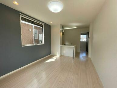 ご家族のコミュニケーション空間のリビング＆ダイニングは、開放的なオープンカウンターキッチンで広さと…