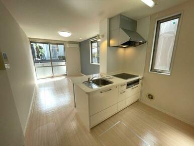 吊戸棚のないオープンカウンターキッチンは開放的で明るく、テレビを見ながら、会話を楽しみながら炊事が…