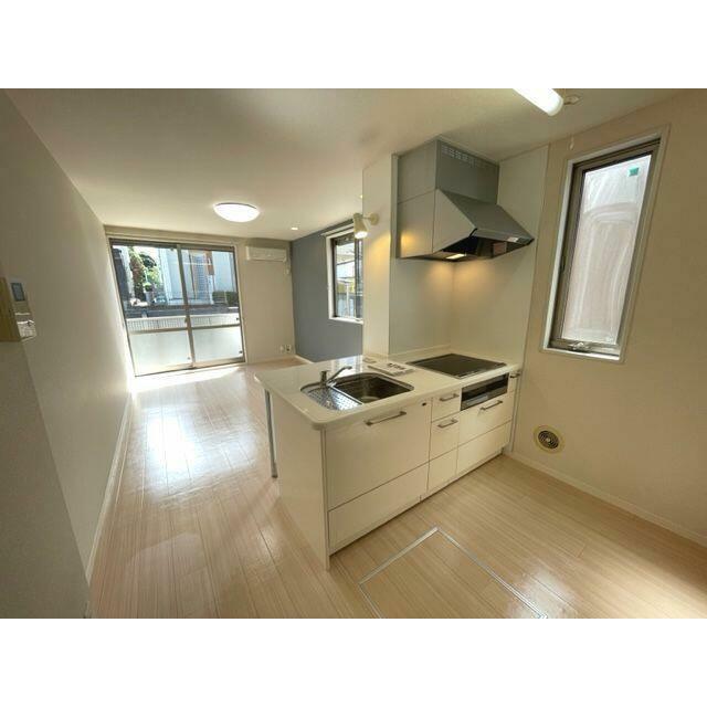 吊戸棚のないオープンカウンターキッチンは開放的で明るく、テレビを見ながら、会話を楽しみながら炊事が…