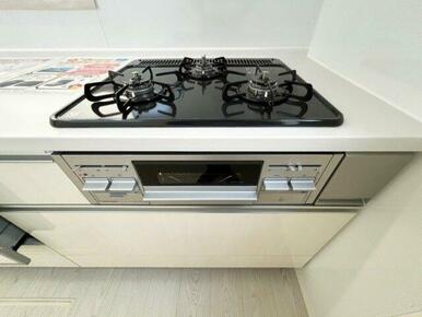 3つ口コンロです。食事の同時提供が楽々です！