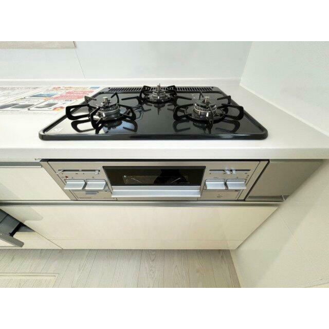 3つ口コンロです。食事の同時提供が楽々です！