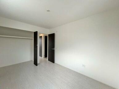 2階洋室。クローゼット完備。どんなインテリアにもあうデザインです※施工例