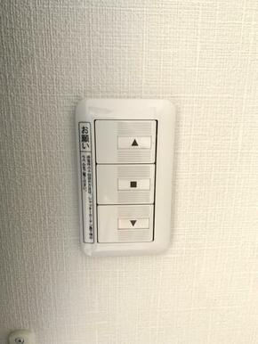 窓には電動シャッター付き。