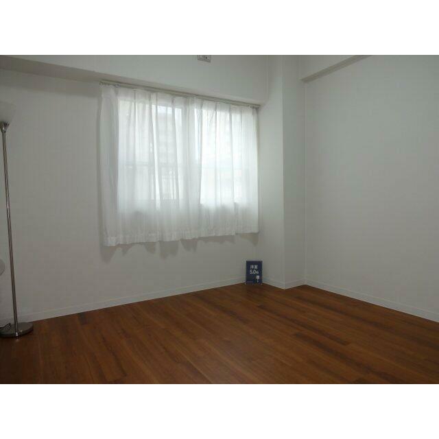 コンパクトで使いやすい洋室です