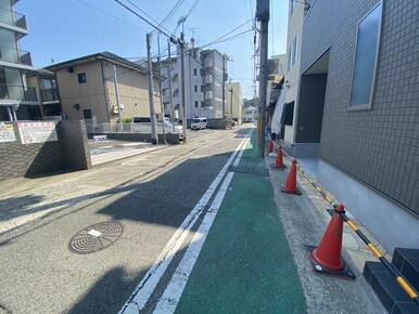 前面道路は幅員も広く、大型車の駐車も安心です