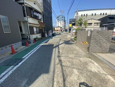 前面道路は幅員も広く、大型車の駐車も安心です