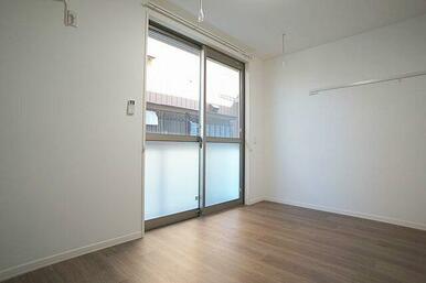 室内物干し、エアコンの設置がございます。