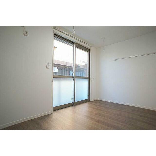 室内物干し、エアコンの設置がございます。