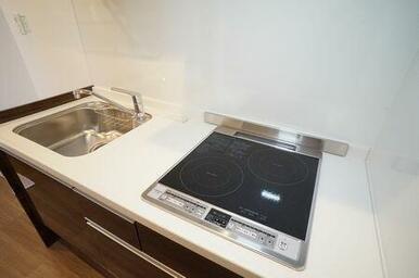 キッチンは２口のＩＨヒーターがビルトインされたシステムキッチンです