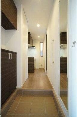 シューズボックスを配置した玄関。全身を写す姿見鏡があります。