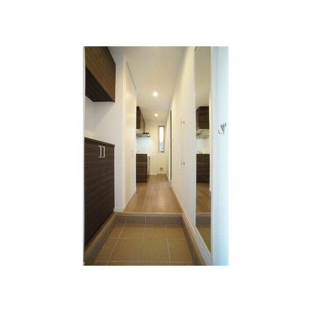 シューズボックスを配置した玄関。全身を写す姿見鏡があります。