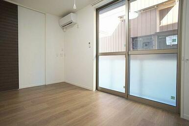 窓にはシャッターが付いています。