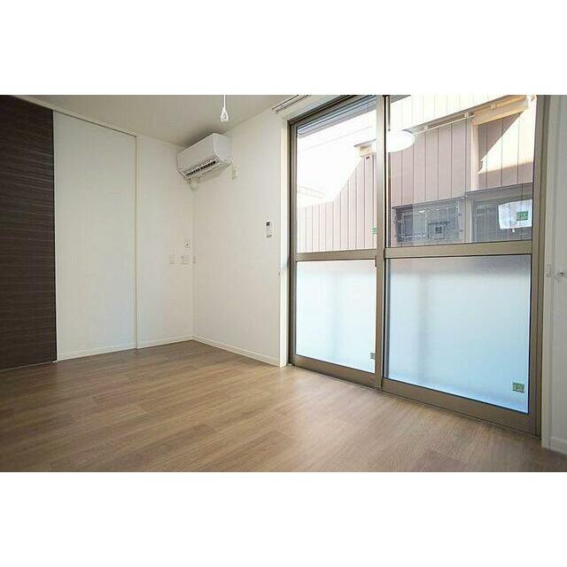 窓にはシャッターが付いています。