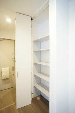 玄関とキッチンの間に壁一面使える収納があります。
