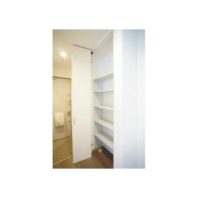玄関とキッチンの間に壁一面使える収納があります。
