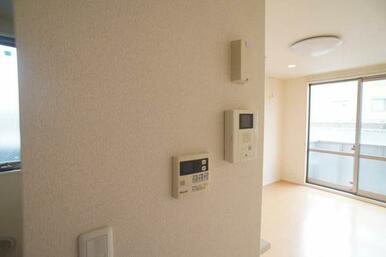 【インターホン】来訪者をモニターで確認出来るインターホン付き☆防犯上でも非常に重要な設備です。