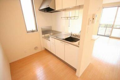 【キッチン】１４．８帖の広々ＬＤＫの中にあるキッチン。吊戸棚がありたくさん収納できます。小窓があり…