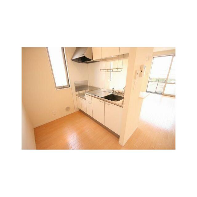 【キッチン】１４．８帖の広々ＬＤＫの中にあるキッチン。吊戸棚がありたくさん収納できます。小窓があり…