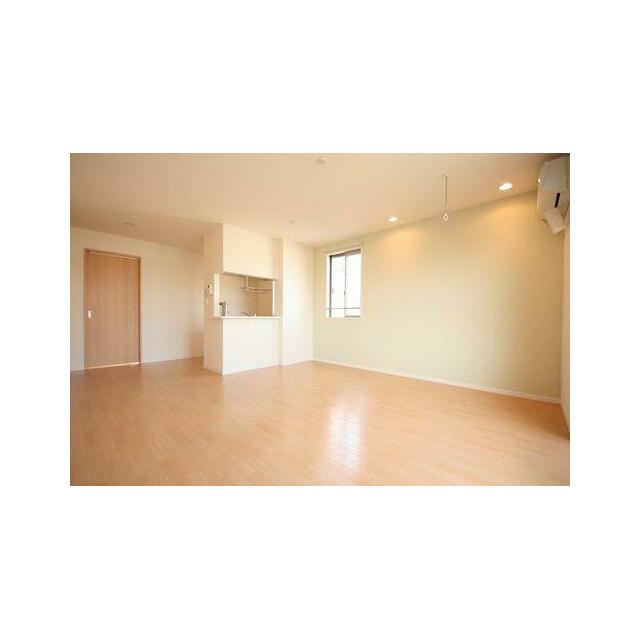 【ＬＤＫ】セイスグリシーナへようこそ。対面式キッチンのある１４．８帖のＬＤＫ。角部屋の為窓が２面ご…