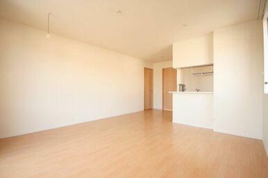 【ＬＤＫ】人気の対面式キッチンのある１４．８帖のＬＤＫ。角部屋の為窓が２面ございます。エアコン１台…