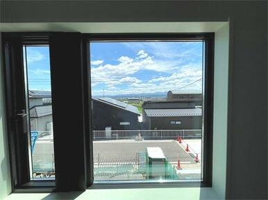 ６．５帖洋室の窓からは抜け感ある景色が広がります。室内に明るい光と風を取り込みます。