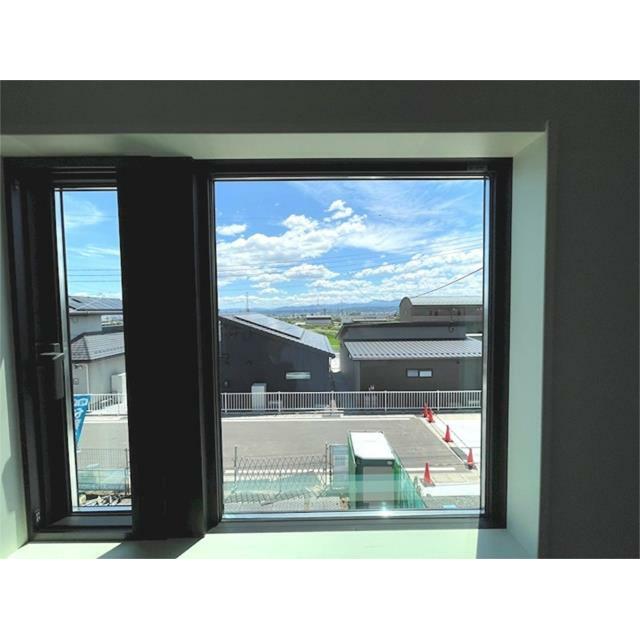 ６．５帖洋室の窓からは抜け感ある景色が広がります。室内に明るい光と風を取り込みます。
