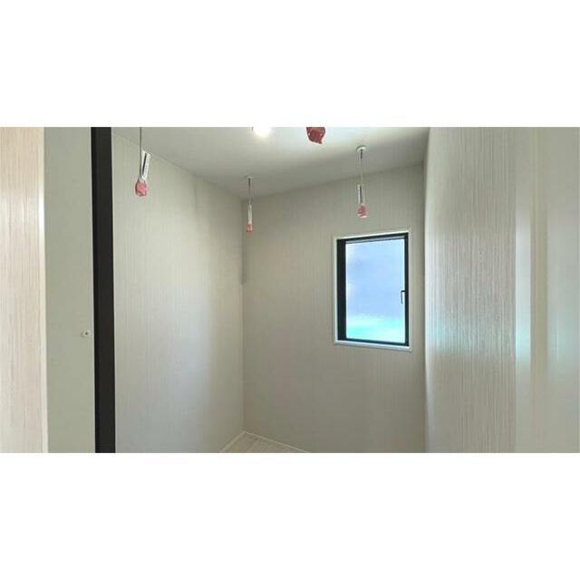 洗面脱衣室から直結のランドリールームで、洗って→干して→畳むまでがスムーズに。室内物干しも設置済み。