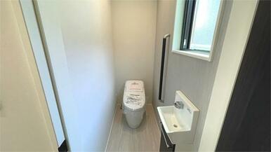タンクレス＋手洗い器のスマート設計。見た目も清潔感も大切にした１階トイレスペースです。