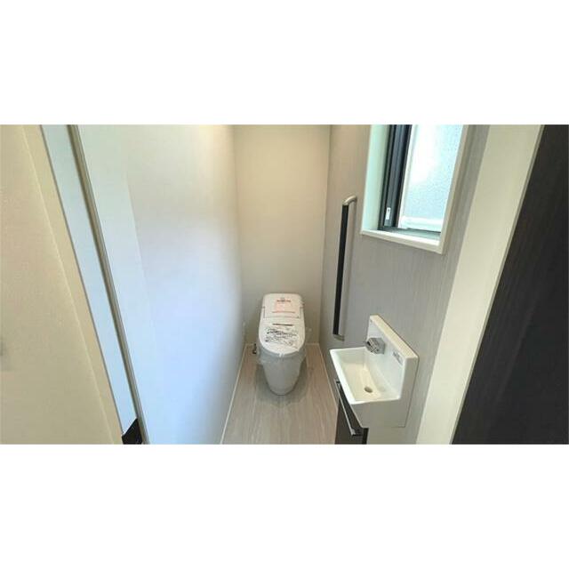 タンクレス＋手洗い器のスマート設計。見た目も清潔感も大切にした１階トイレスペースです。