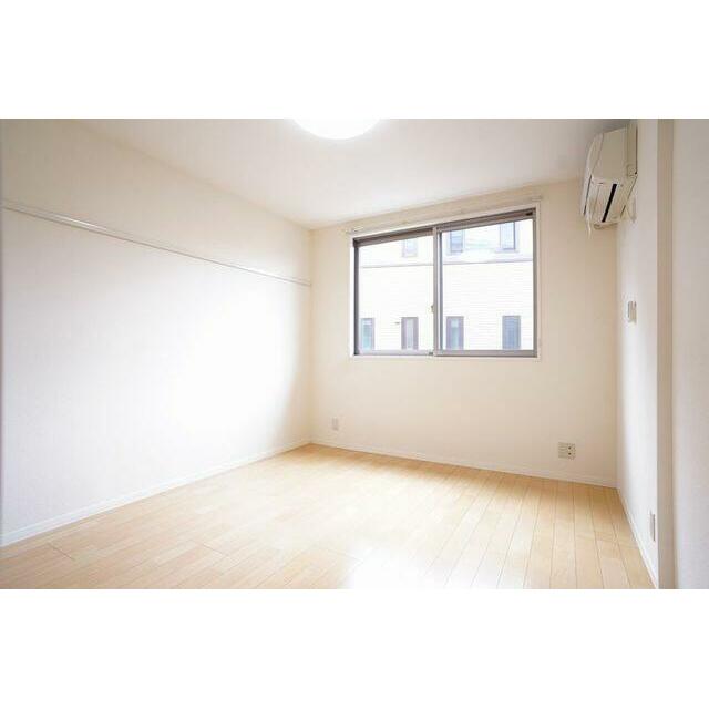 ６．２帖の洋室。！こちらのお部屋にも備え付けのＬＥＤシーリング照明がございます。