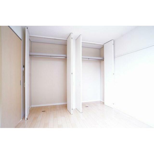 ６．２帖の洋室収納。間口が広く、高さのあるハンガーパイプクローゼット仕様でたっぷり収納出来ちゃいま…