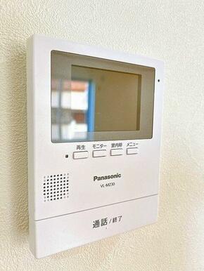 「設備」モニター付きインターホンがございます。新品交換済。