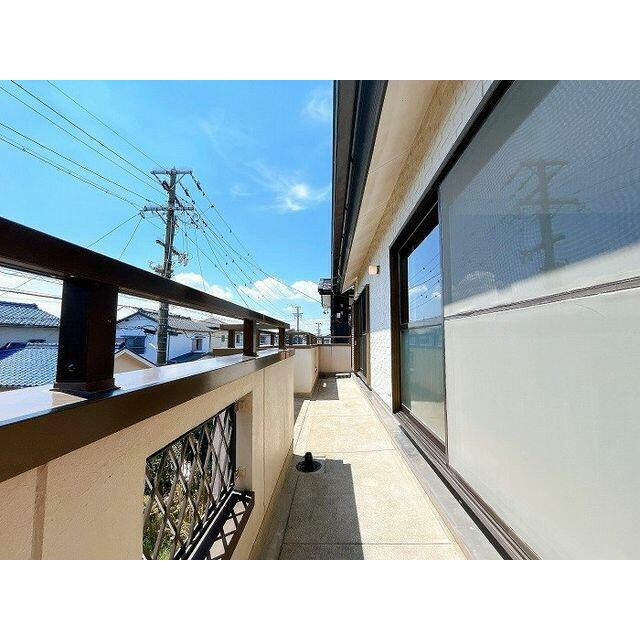 「バルコニー」２階南側の二部屋の洋室どちらからも入れます。